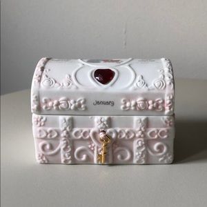 Precious Moments: January Hopechest w/ Birthstone